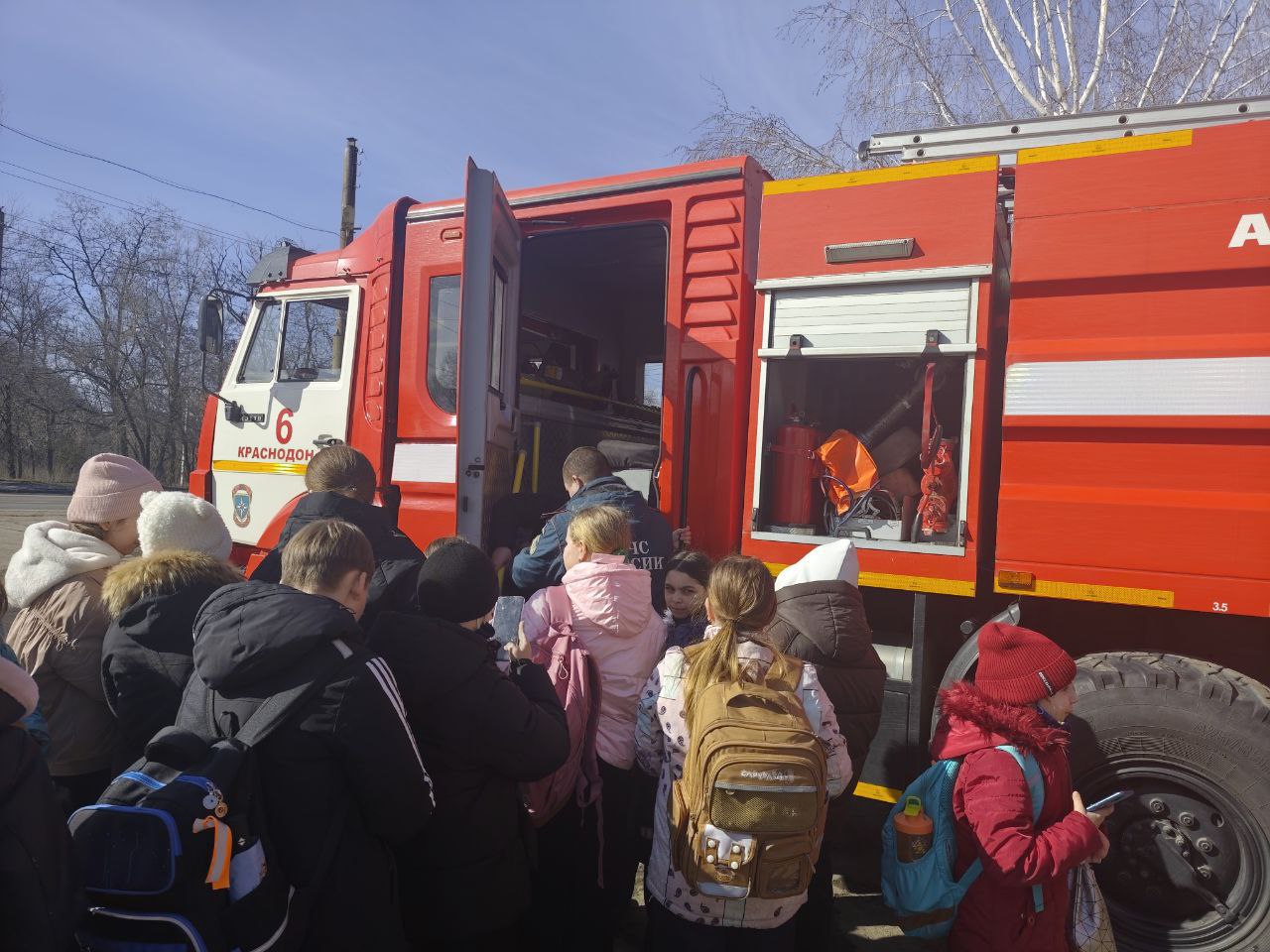В рамках партпроекта «Моя карьера с Единой Россией» учащиеся Краснодонской средней школы №1 им. М. Горького посетили расположение МЧС В рамках партпроекта «Моя карьера с Единой Россией» учащиеся Краснодонской средней школы №1 им. М. Горького посетили расположение МЧС