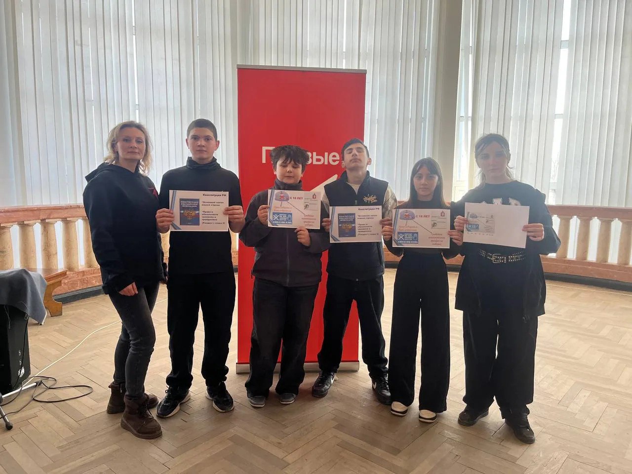 Члены УИК Алчевска продолжают просветительскую работу с будущими избирателями Члены УИК Алчевска продолжают просветительскую работу с будущими избирателями