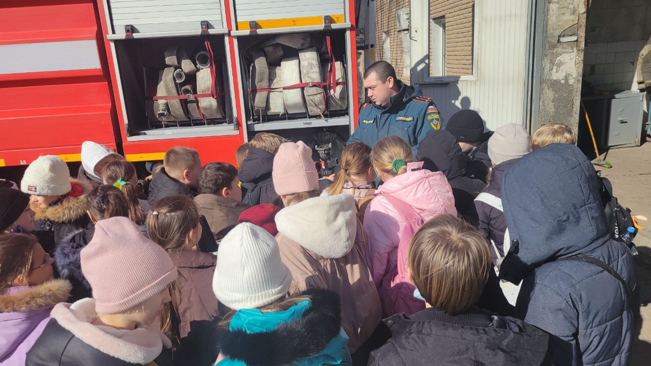 В рамках партпроекта «Моя карьера с Единой Россией» учащиеся Краснодонской средней школы №1 им. М. Горького посетили расположение МЧС В рамках партпроекта «Моя карьера с Единой Россией» учащиеся Краснодонской средней школы №1 им. М. Горького посетили расположение МЧС