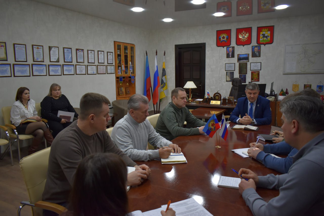 Глава Старобельского муниципального округа Владимир Чернев провел рабочее совещание с руководителями структурных подразделений Администрации Глава Старобельского муниципального округа Владимир Чернев провел рабочее совещание с руководителями структурных подразделений Администрации