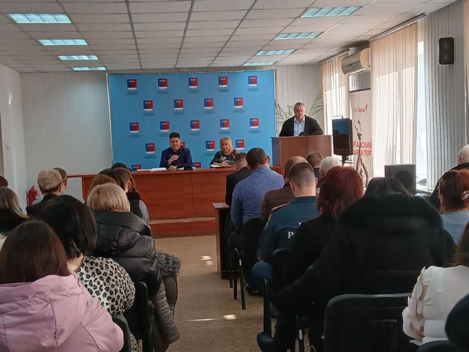 Альберт Зинченко: Сегодня совместно с председателем Совета Станично-Луганского МО Татьяной Пономаревой провели аппаратное совещание с руководителями структурных подразделений, учреждений и предприятий округа Альберт Зинченко: Сегодня совместно с председателем Совета Станично-Луганского МО Татьяной Пономаревой провели аппаратное совещание с руководителями структурных подразделений, учреждений и предприятий округа