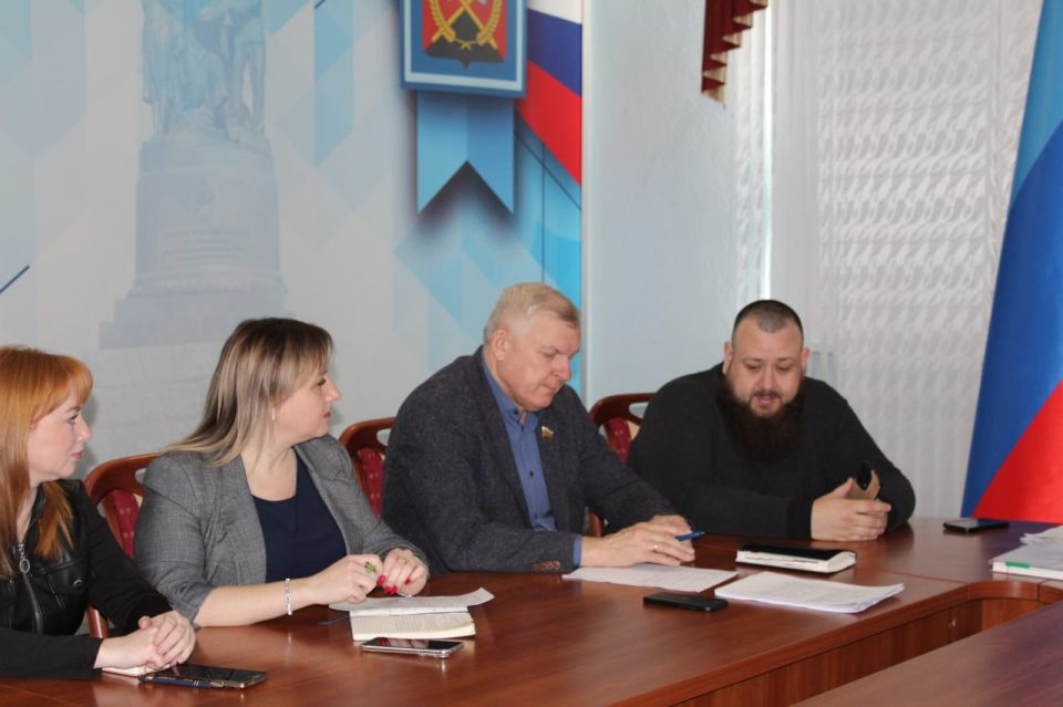 Сегодня временно исполняющий полномочия Главы Краснодонского муниципального округа Анна Гончарова провела расширенное аппаратное совещание с руководителями структурных подразделений Администрации, начальниками отделов и... Сегодня временно исполняющий полномочия Главы Краснодонского муниципального округа Анна Гончарова провела расширенное аппаратное совещание с руководителями структурных подразделений Администрации, начальниками отделов и...