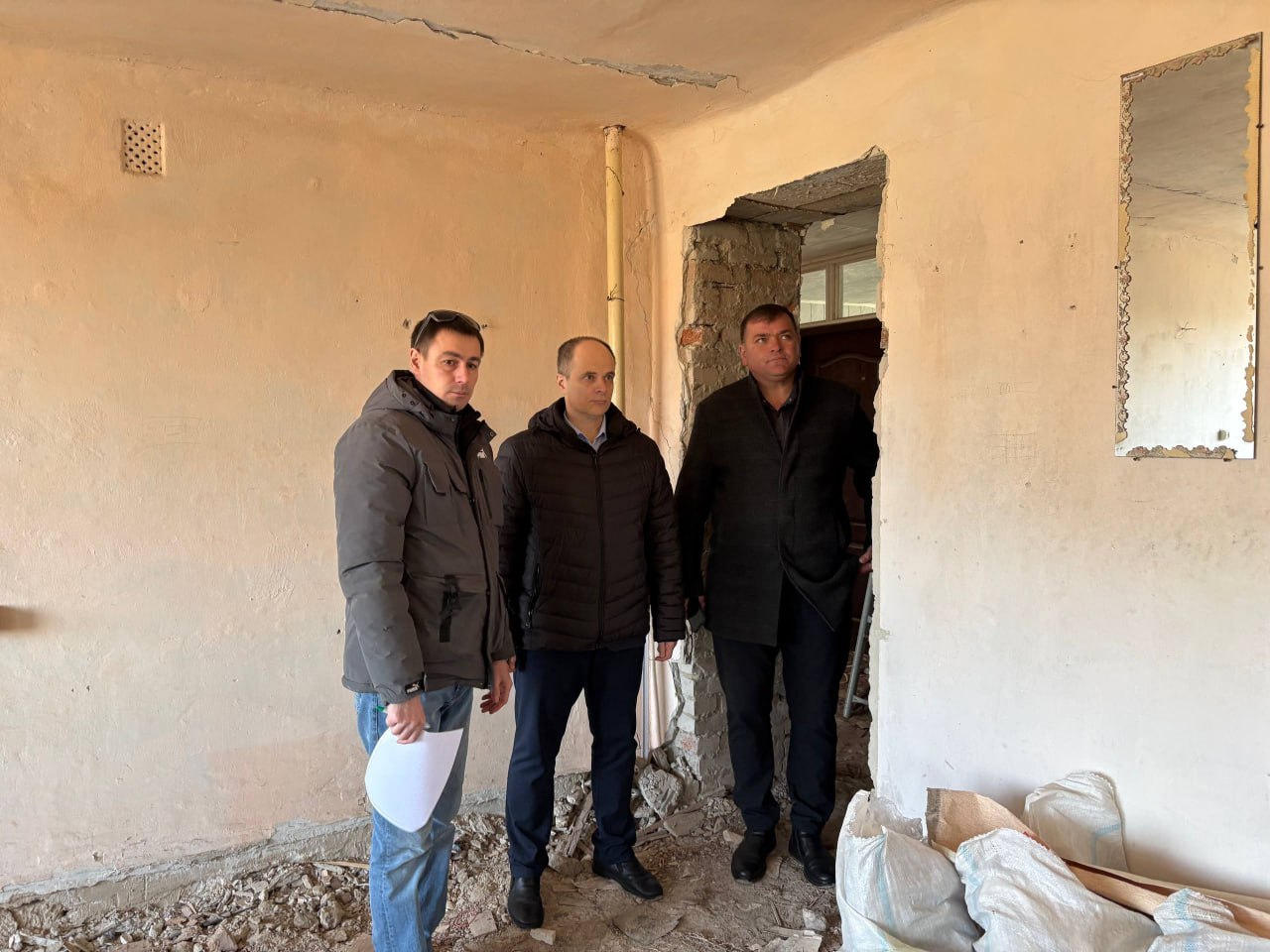 Народная Программа в действии: секретарь Краснолучского местного отделения ВПП "Единая Россия" проинспектировал восстановление ФОКа и ПВР Народная Программа в действии: секретарь Краснолучского местного отделения ВПП "Единая Россия" проинспектировал восстановление ФОКа и ПВР