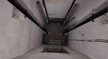 На улице Чкалова, дом 4, идёт установка нового лифтового оборудования