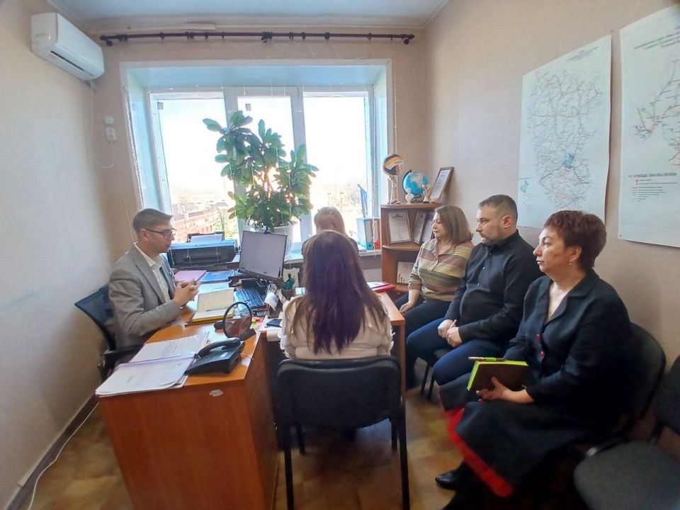 Альберт Зинченко: Сегодня совместно с председателем Совета Станично-Луганского МО Татьяной Пономаревой провели аппаратное совещание с руководителями структурных подразделений, учреждений и предприятий округа Альберт Зинченко: Сегодня совместно с председателем Совета Станично-Луганского МО Татьяной Пономаревой провели аппаратное совещание с руководителями структурных подразделений, учреждений и предприятий округа