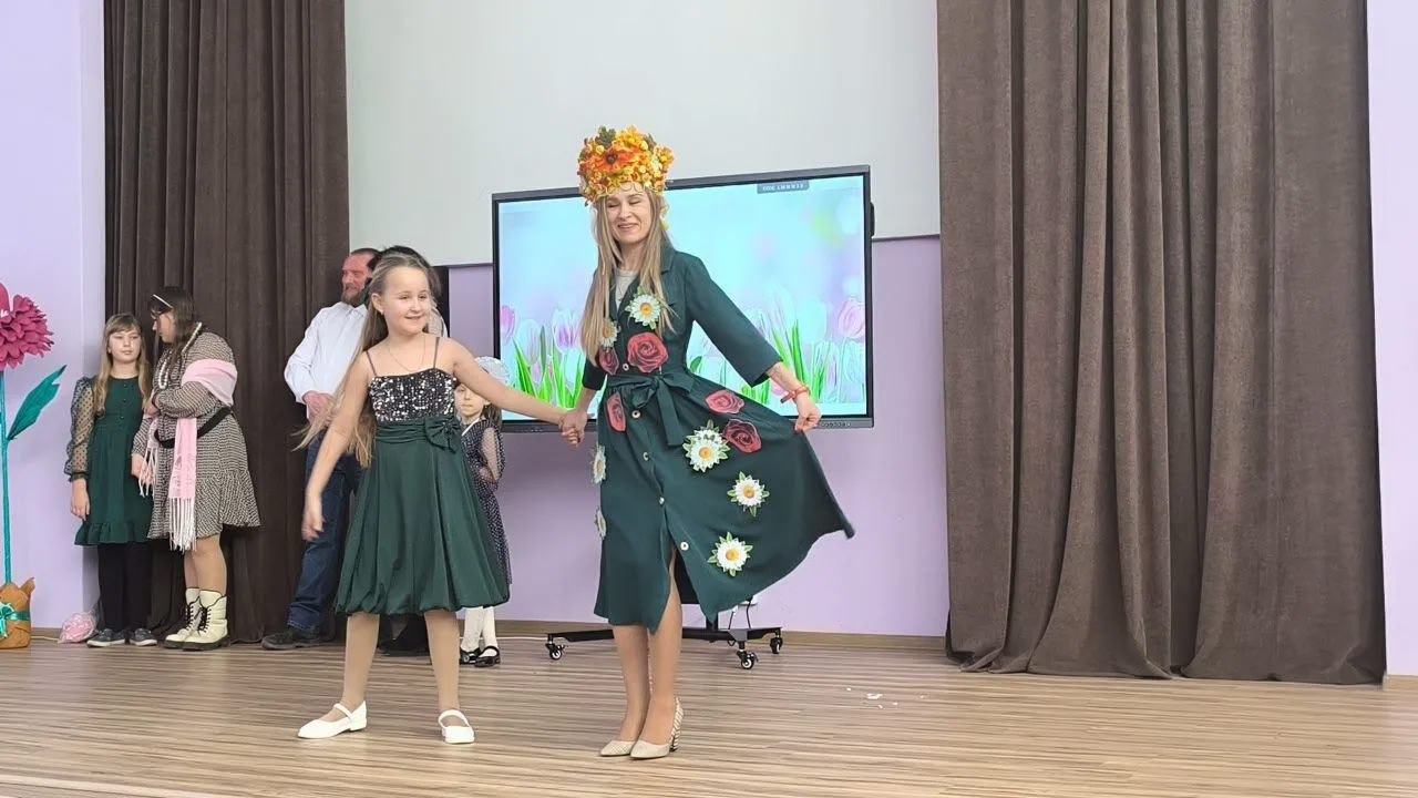 В Брянковской средней школе № 9» состоялось праздничное конкурсно-развлекательное мероприятие «Супер-мама, Супер-дочка», посвященное Международному женскому дню В Брянковской средней школе № 9» состоялось праздничное конкурсно-развлекательное мероприятие «Супер-мама, Супер-дочка», посвященное Международному женскому дню