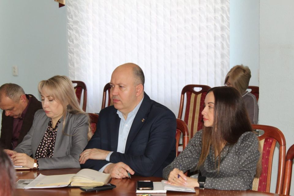 Сегодня временно исполняющий полномочия Главы Краснодонского муниципального округа Анна Гончарова провела расширенное аппаратное совещание с руководителями структурных подразделений Администрации, начальниками отделов и... Сегодня временно исполняющий полномочия Главы Краснодонского муниципального округа Анна Гончарова провела расширенное аппаратное совещание с руководителями структурных подразделений Администрации, начальниками отделов и...