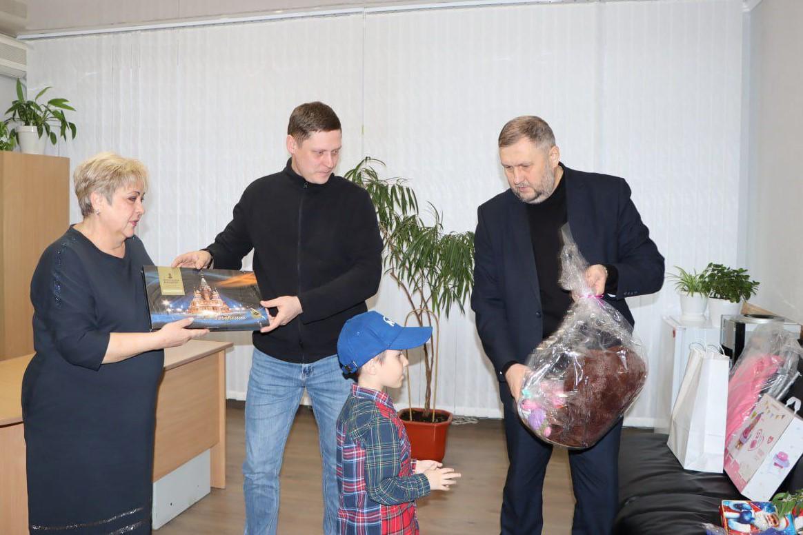 Евгений Бондарь: Ёлка желаний»: подарок для Давида из Лутугино Евгений Бондарь: Ёлка желаний»: подарок для Давида из Лутугино