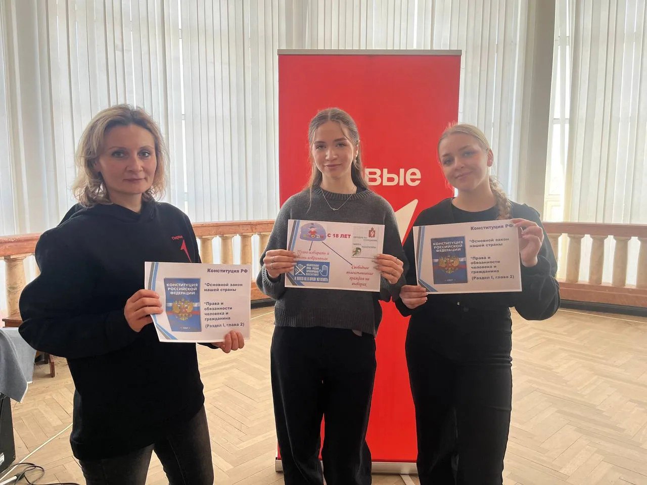 Члены УИК Алчевска продолжают просветительскую работу с будущими избирателями Члены УИК Алчевска продолжают просветительскую работу с будущими избирателями