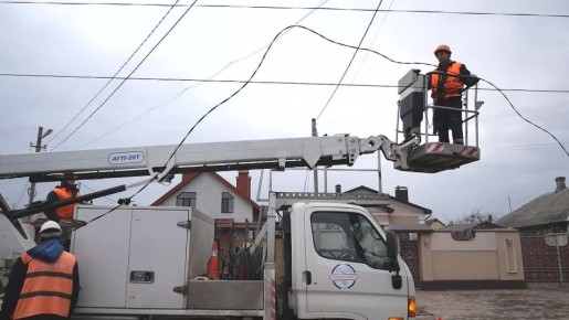 Специалисты муниципального предприятия «Луганскгорсвет» восстанавливают освещение на улицах города ...