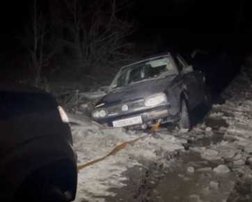 111111 Стахановские автоинспекторы помогли водителю вытащить увязшую в грязи легковушку