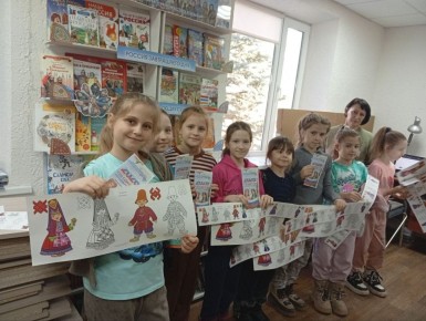 В Лутугинской районной библиотеке прошла беседа у выставки «Россия – мозаика народов»