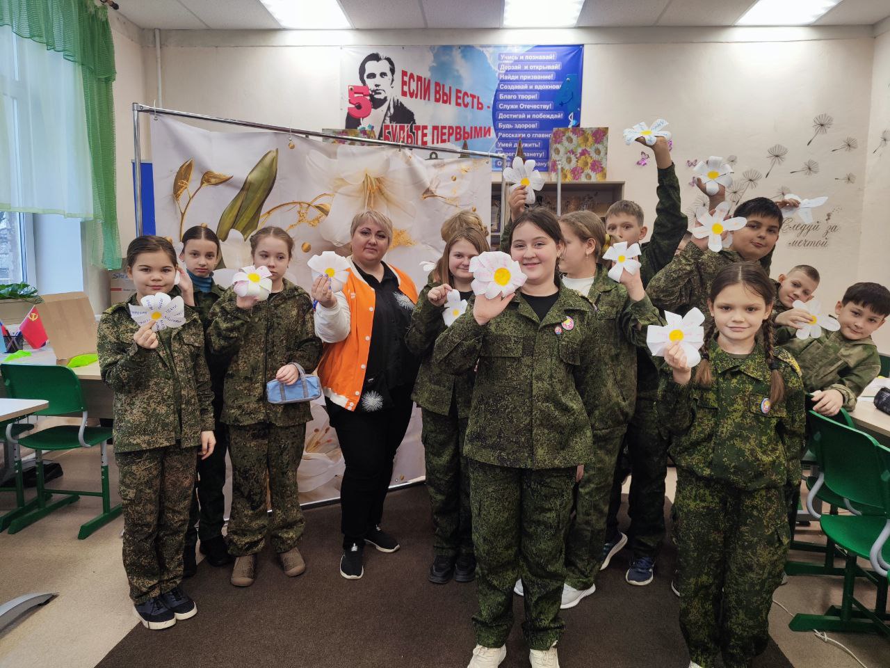 В преддверии Международного женского дня 8 Марта в Брянковской гимназии по инициативе советника директора Черкашенко Оксаны пятиклашки присоединились к акции "Цветок добра", в рамках которой своими руками изготовили цветы с... В преддверии Международного женского дня 8 Марта в Брянковской гимназии по инициативе советника директора Черкашенко Оксаны пятиклашки присоединились к акции "Цветок добра", в рамках которой своими руками изготовили цветы с...