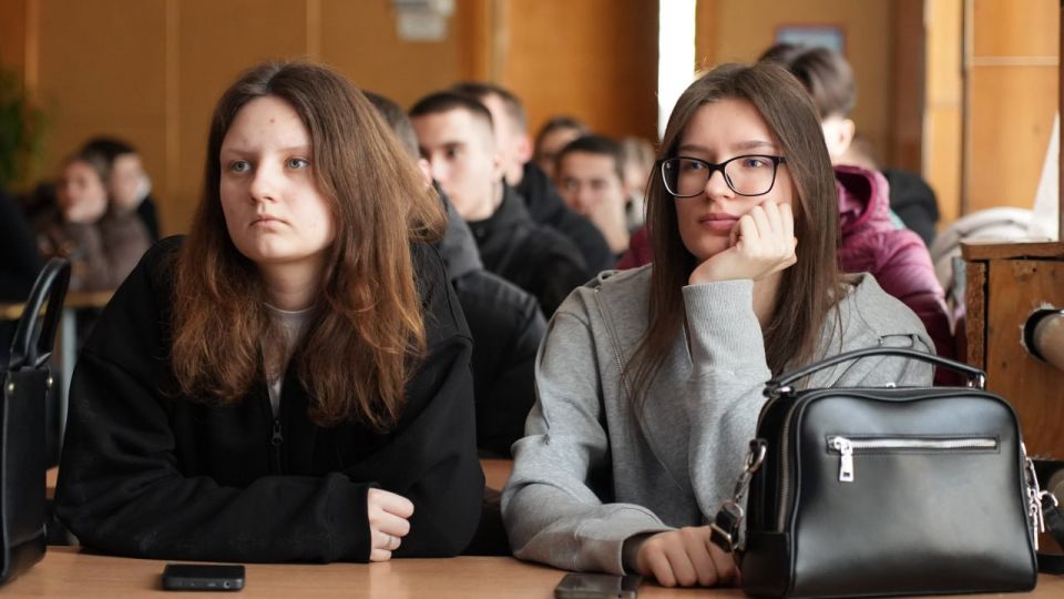 Готовы к новым свершениям. Сотрудники Дома молодежи провели презентацию форумной кампании 2026 года для студентов ФГБОУ ВО «ЛГУ им. В. Даля» КраФИМ в Краснодоне Готовы к новым свершениям. Сотрудники Дома молодежи провели презентацию форумной кампании 2026 года для студентов ФГБОУ ВО «ЛГУ им. В. Даля» КраФИМ в Краснодоне