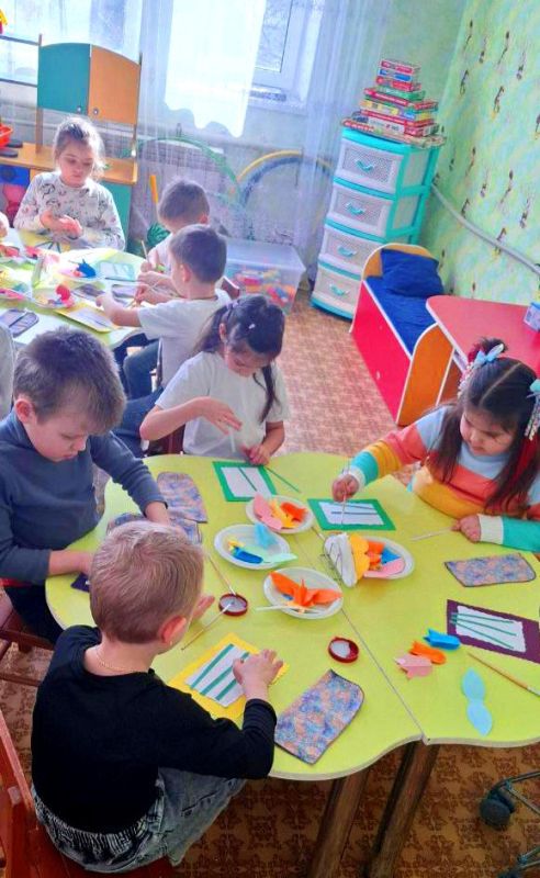 В преддверии прекрасного праздника - Международного женского дня, в Центре досуга «Дзержинец» прошел мастер-класс «Открытка для мамы» для участников любительского объединения «Непоседы», воспитанников детского сада «Тополек»... В преддверии прекрасного праздника - Международного женского дня, в Центре досуга «Дзержинец» прошел мастер-класс «Открытка для мамы» для участников любительского объединения «Непоседы», воспитанников детского сада «Тополек»...