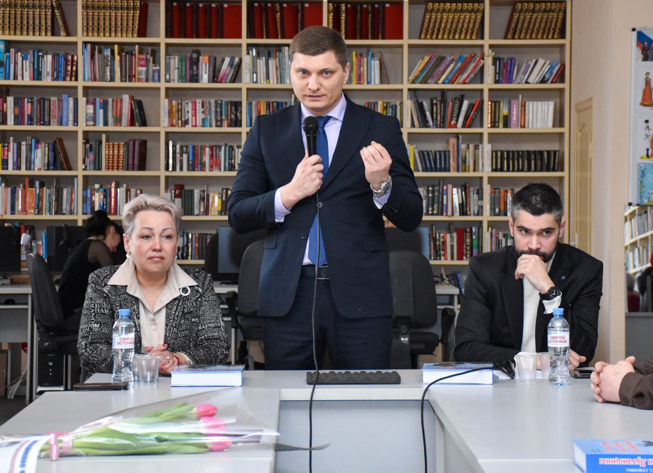 «Этот день в истории Луганщины»: в Луганской Горьковке презентовали книгу, которую ждали более 20 лет «Этот день в истории Луганщины»: в Луганской Горьковке презентовали книгу, которую ждали более 20 лет