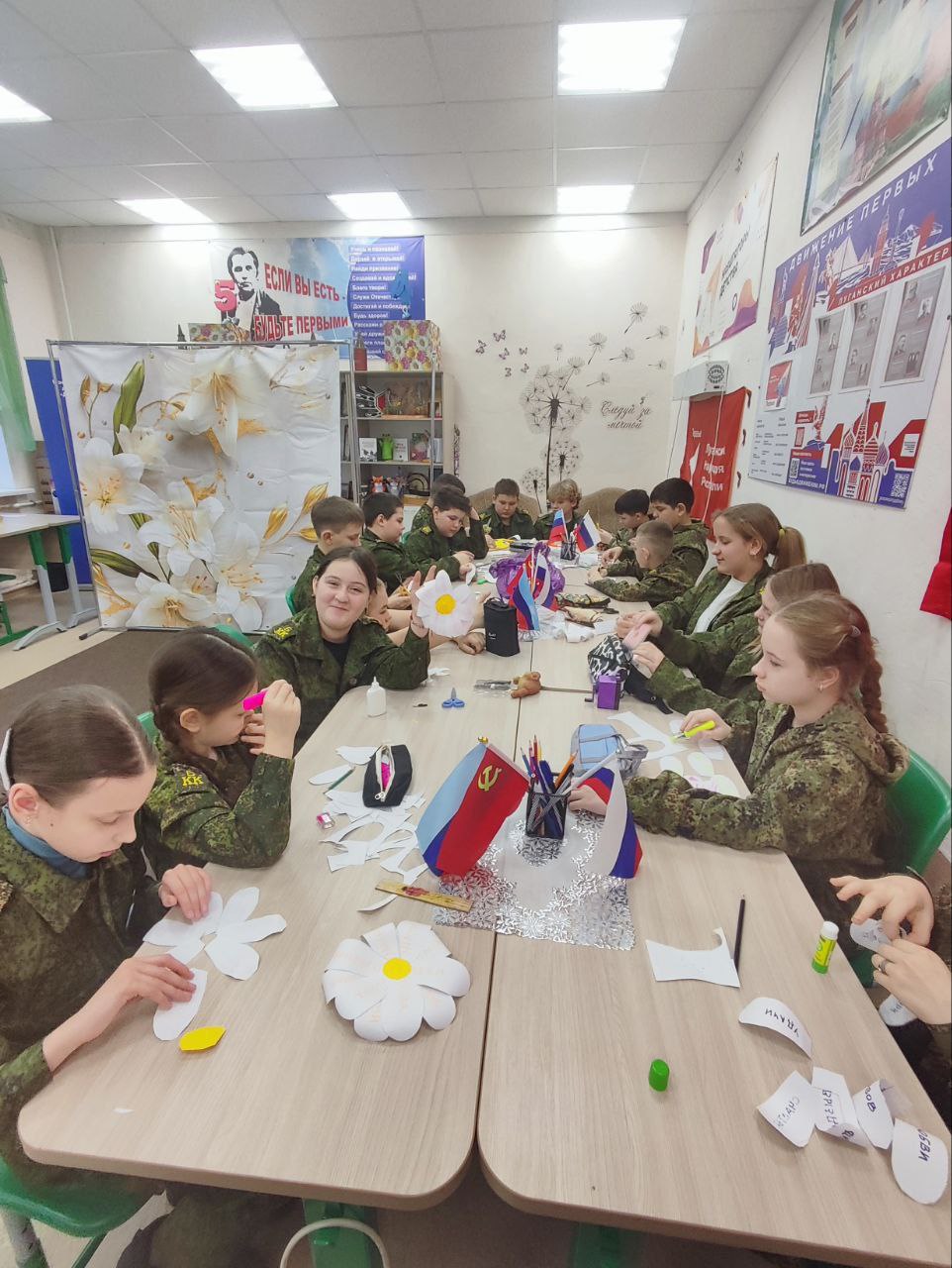 В преддверии Международного женского дня 8 Марта в Брянковской гимназии по инициативе советника директора Черкашенко Оксаны пятиклашки присоединились к акции "Цветок добра", в рамках которой своими руками изготовили цветы с... В преддверии Международного женского дня 8 Марта в Брянковской гимназии по инициативе советника директора Черкашенко Оксаны пятиклашки присоединились к акции "Цветок добра", в рамках которой своими руками изготовили цветы с...