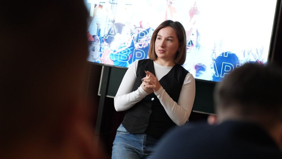 Готовы к новым свершениям. Сотрудники Дома молодежи провели презентацию форумной кампании 2026 года для студентов ФГБОУ ВО «ЛГУ им. В. Даля» КраФИМ в Краснодоне Готовы к новым свершениям. Сотрудники Дома молодежи провели презентацию форумной кампании 2026 года для студентов ФГБОУ ВО «ЛГУ им. В. Даля» КраФИМ в Краснодоне