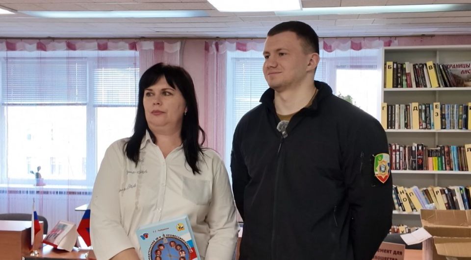 Представители Федерации бокса Тюменской области и волонтёры «Центра спортивной подготовки и патриотического воспитания «Ника» побывали с гуманитарной миссией в подшефном регионе и передали библиотеке города Краснодона новые... Представители Федерации бокса Тюменской области и волонтёры «Центра спортивной подготовки и патриотического воспитания «Ника» побывали с гуманитарной миссией в подшефном регионе и передали библиотеке города Краснодона новые...