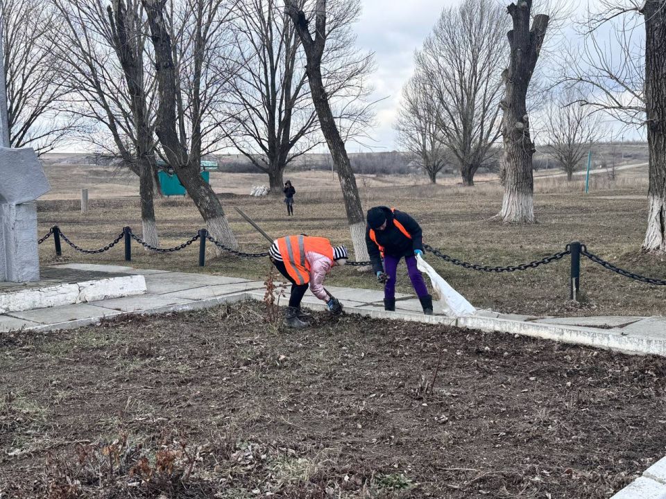 Сегодня работники МУП «ЖЭК» г. Ровеньки совместно с работниками отдела жизнеобеспечения приступили к ряду мероприятий по благоустройству на территории пгт Нагольно-Тарасовка Сегодня работники МУП «ЖЭК» г. Ровеньки совместно с работниками отдела жизнеобеспечения приступили к ряду мероприятий по благоустройству на территории пгт Нагольно-Тарасовка