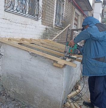 Сотрудники Краснодонского филиала Единой управляющей компании (ЕУК) продолжают работу по улучшению состояния жилого фонда на территории своего обслуживания