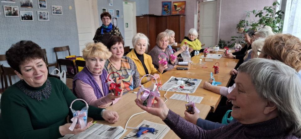 Третьего марта в актовом зале ГБУ ЛНР «ККЦСОН» для слушателей Университета третьего возраста был проведен мастер – класс по изготовлению корзин из подручных материалов, который провела Народный мастер Луганщины и сотрудник... Третьего марта в актовом зале ГБУ ЛНР «ККЦСОН» для слушателей Университета третьего возраста был проведен мастер – класс по изготовлению корзин из подручных материалов, который провела Народный мастер Луганщины и сотрудник...