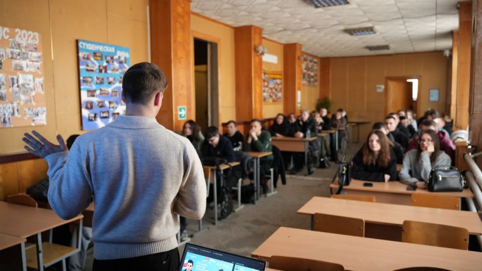 Готовы к новым свершениям. Сотрудники Дома молодежи провели презентацию форумной кампании 2026 года для студентов ФГБОУ ВО «ЛГУ им. В. Даля» КраФИМ в Краснодоне Готовы к новым свершениям. Сотрудники Дома молодежи провели презентацию форумной кампании 2026 года для студентов ФГБОУ ВО «ЛГУ им. В. Даля» КраФИМ в Краснодоне