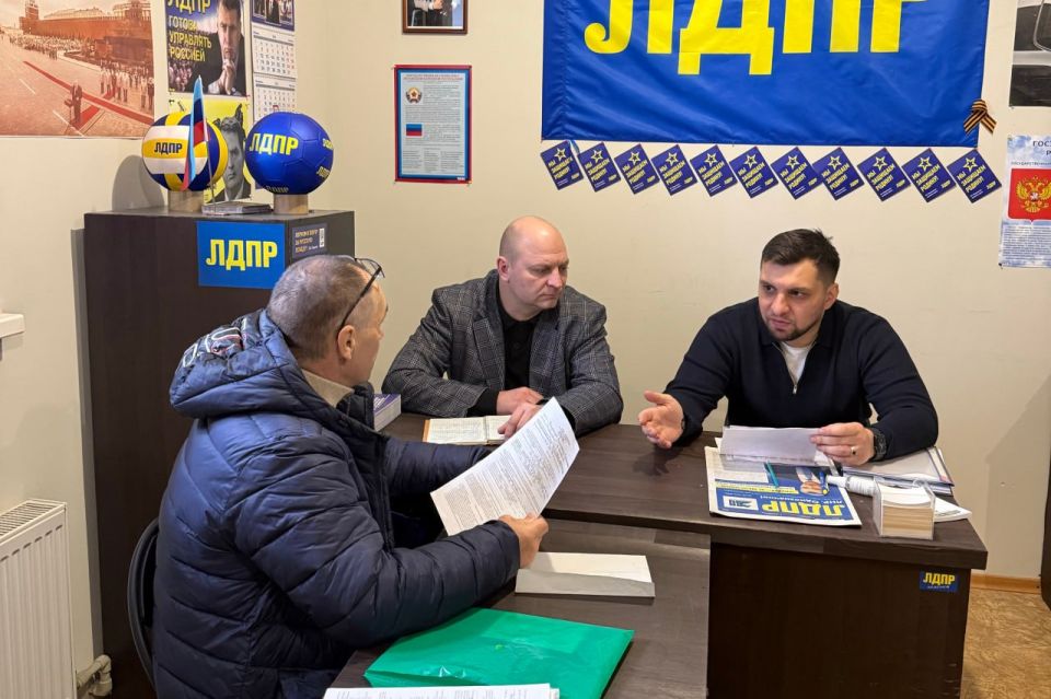 Депутаты продолжают работать с проблемами жителей региона и оказывать необходимую помощь Депутаты продолжают работать с проблемами жителей региона и оказывать необходимую помощь