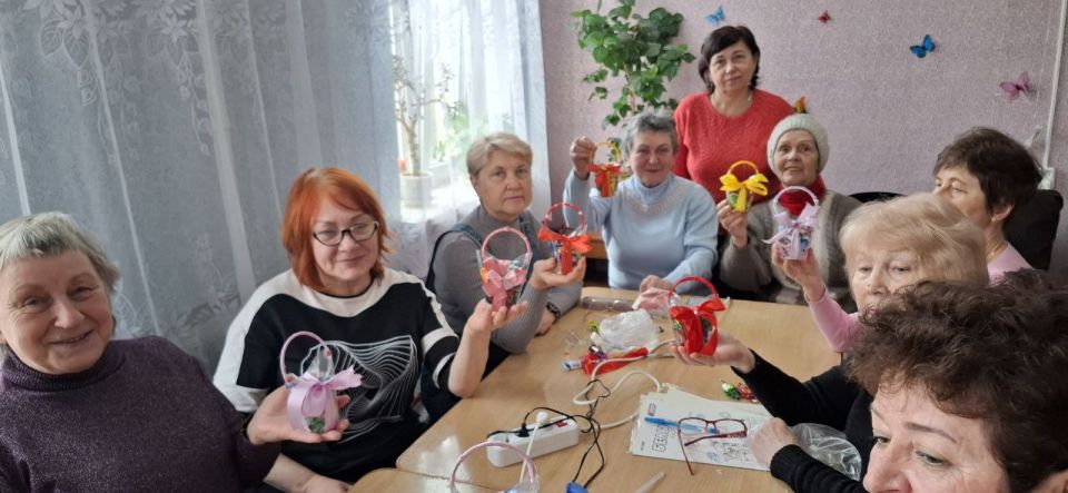 Третьего марта в актовом зале ГБУ ЛНР «ККЦСОН» для слушателей Университета третьего возраста был проведен мастер – класс по изготовлению корзин из подручных материалов, который провела Народный мастер Луганщины и сотрудник... Третьего марта в актовом зале ГБУ ЛНР «ККЦСОН» для слушателей Университета третьего возраста был проведен мастер – класс по изготовлению корзин из подручных материалов, который провела Народный мастер Луганщины и сотрудник...