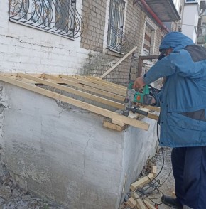 Сотрудники Краснодонского филиала Единой управляющей компании (ЕУК) продолжают работу по улучшению состояния жилого фонда на территории своего обслуживания