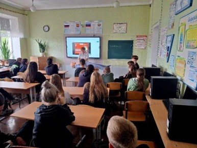 Профессия — врач: специалисты Свердловской ЦГМБ провели профориентацию в Володарской школе