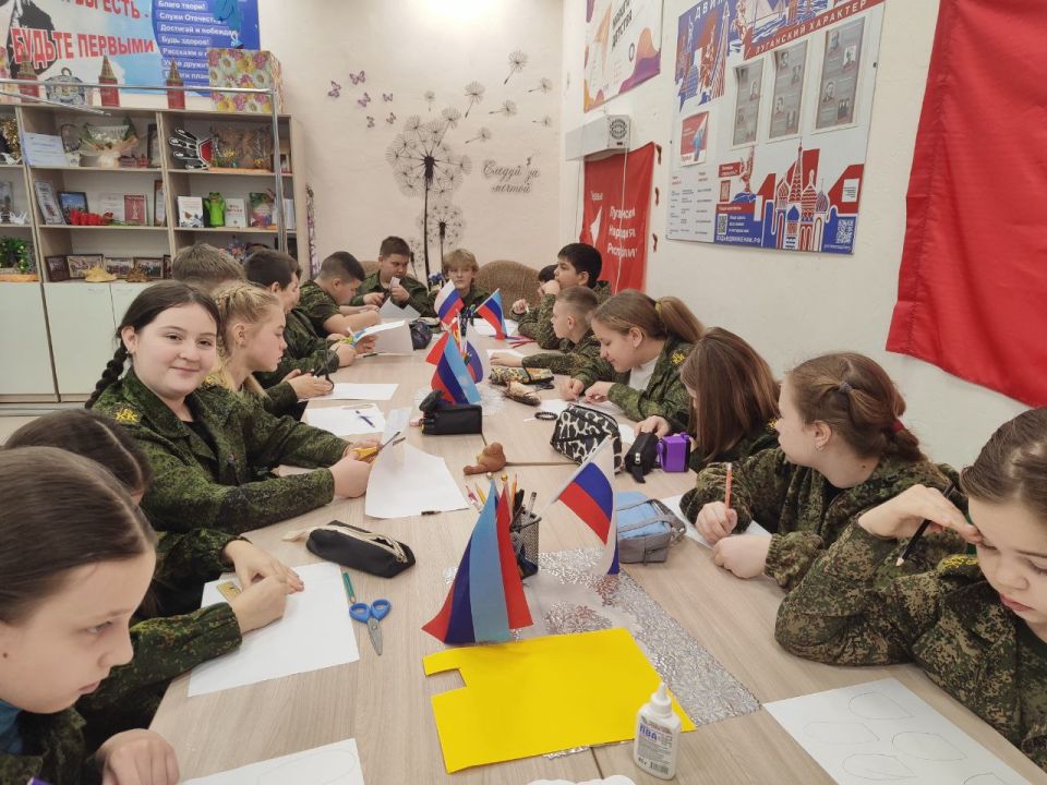 В преддверии Международного женского дня 8 Марта в Брянковской гимназии по инициативе советника директора Черкашенко Оксаны пятиклашки присоединились к акции "Цветок добра", в рамках которой своими руками изготовили цветы с... В преддверии Международного женского дня 8 Марта в Брянковской гимназии по инициативе советника директора Черкашенко Оксаны пятиклашки присоединились к акции "Цветок добра", в рамках которой своими руками изготовили цветы с...