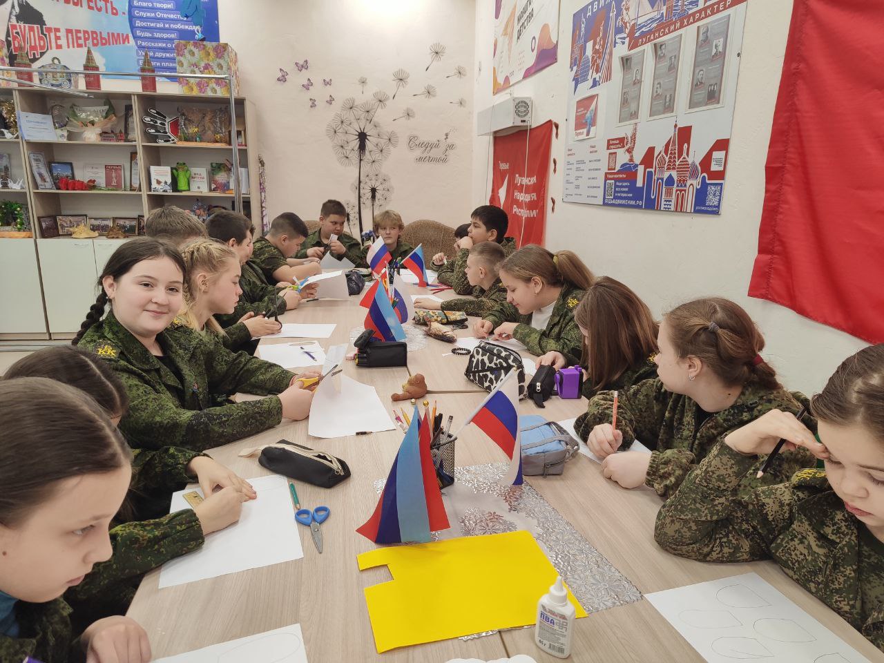 В преддверии Международного женского дня 8 Марта в Брянковской гимназии по инициативе советника директора Черкашенко Оксаны пятиклашки присоединились к акции "Цветок добра", в рамках которой своими руками изготовили цветы с... В преддверии Международного женского дня 8 Марта в Брянковской гимназии по инициативе советника директора Черкашенко Оксаны пятиклашки присоединились к акции "Цветок добра", в рамках которой своими руками изготовили цветы с...