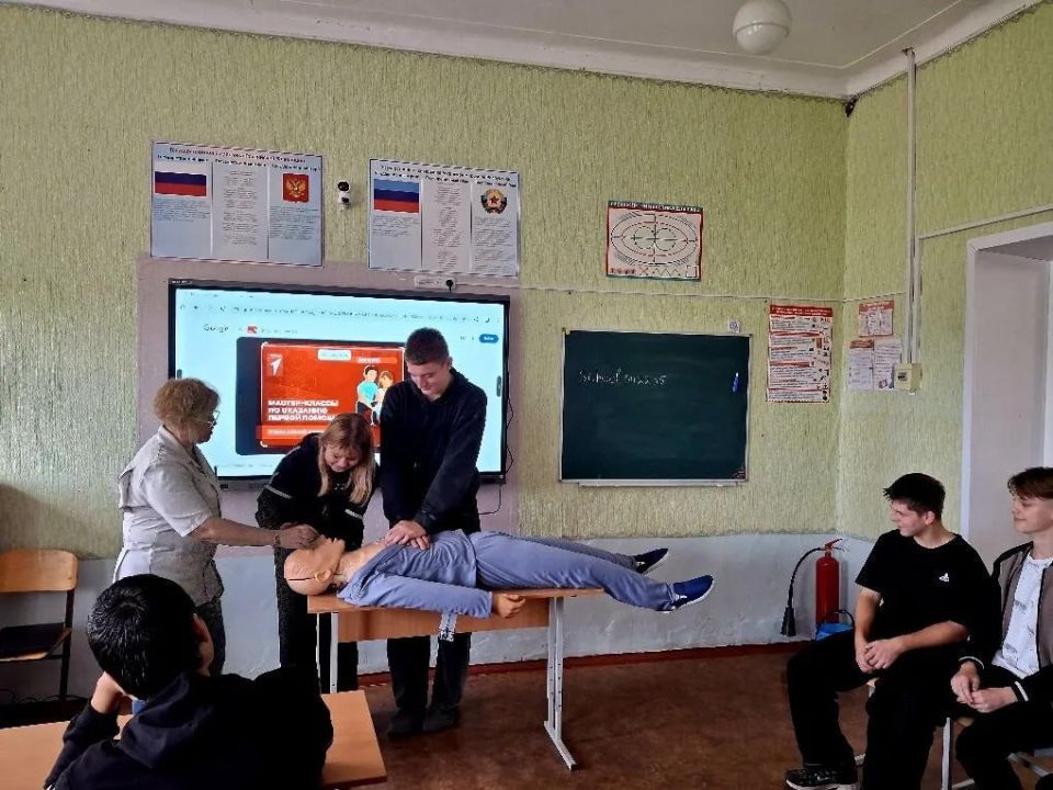 Профессия — врач: специалисты Свердловской ЦГМБ провели профориентацию в Володарской школе Профессия — врач: специалисты Свердловской ЦГМБ провели профориентацию в Володарской школе