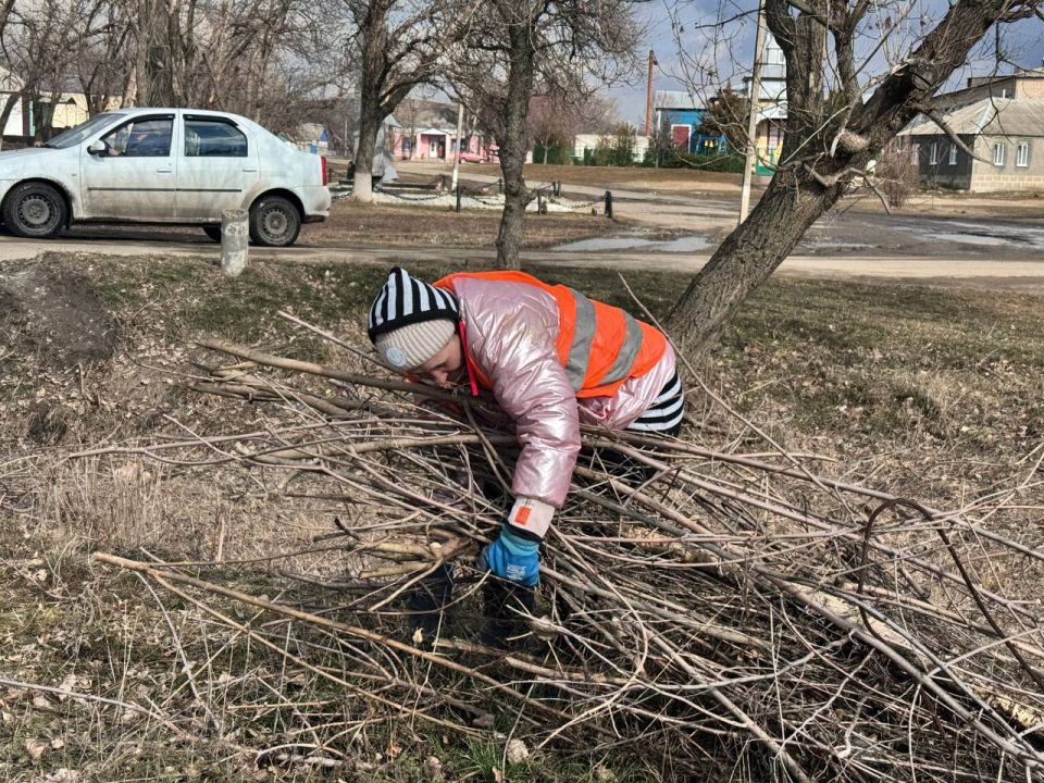 Сегодня работники МУП «ЖЭК» г. Ровеньки совместно с работниками отдела жизнеобеспечения приступили к ряду мероприятий по благоустройству на территории пгт Нагольно-Тарасовка Сегодня работники МУП «ЖЭК» г. Ровеньки совместно с работниками отдела жизнеобеспечения приступили к ряду мероприятий по благоустройству на территории пгт Нагольно-Тарасовка