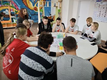 Молодёжный совет и районный дом культуры провели веселый мастер-класс «Открытки для милых дам»