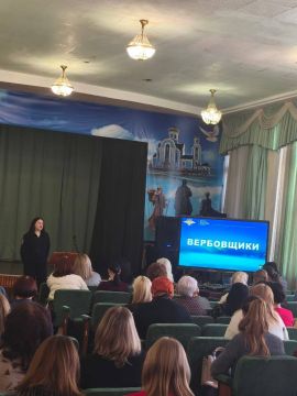 111111 Полицейские в рамках «Разговоров о важном» в луганской гимназии рассказали педагогам о кибербезопасности