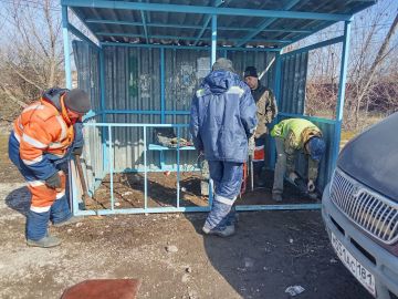 Перевёрнутая остановка на улице Колхозная приведена в порядок