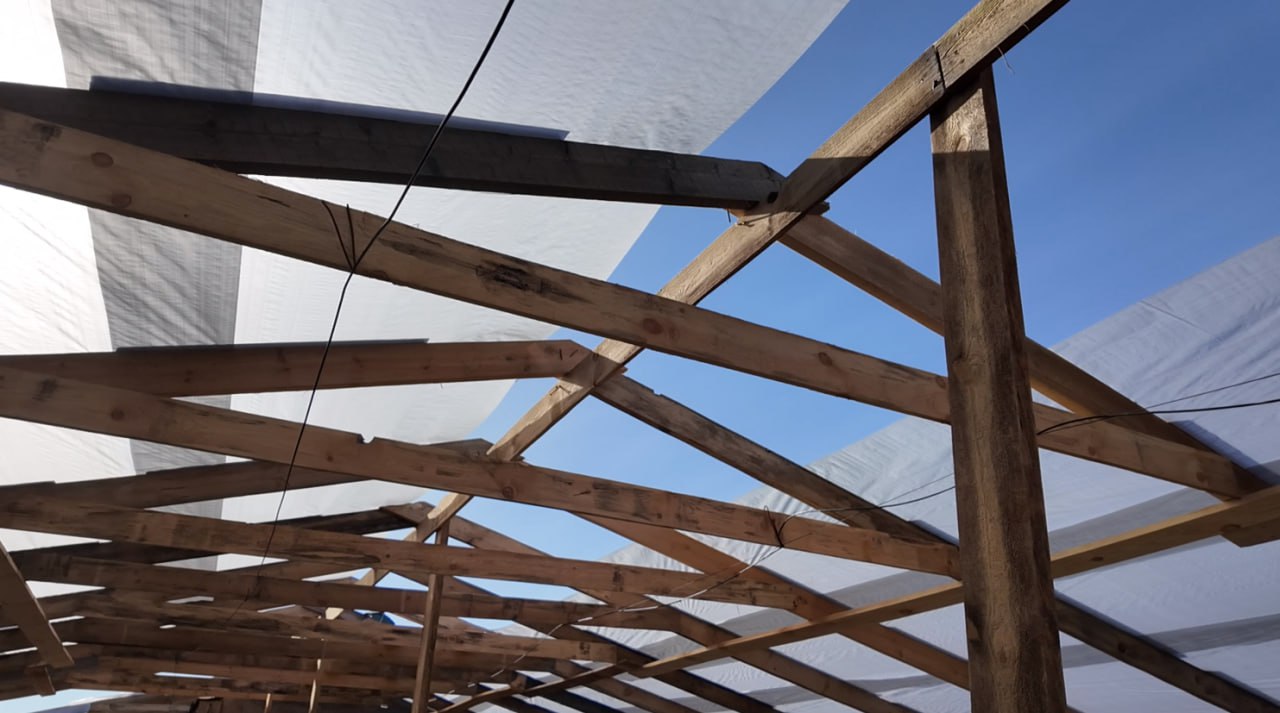 В Краснодоне на кв.Советский, д.1 отремонтируют основную кровлю и участки над лифтовыми шахтами В Краснодоне на кв.Советский, д.1 отремонтируют основную кровлю и участки над лифтовыми шахтами