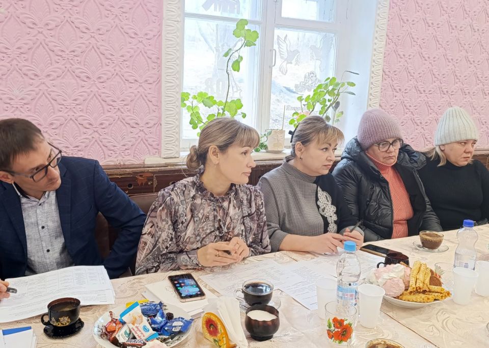 В поселке городского типа Красный Кут состоялась встреча с родственниками военнослужащих, погибших в ходе специальной военной операции В поселке городского типа Красный Кут состоялась встреча с родственниками военнослужащих, погибших в ходе специальной военной операции