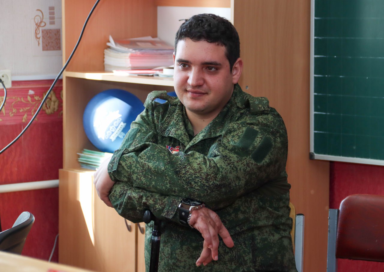 Сильные духом. Женщины-ветераны рассказали школьникам о боевом пути В Луганской школе № 17 прошла встреча учащихся младших классов с ветеранами боевых действий – военными медиками Валентиной Гребенюк и Ольгой Цыбой Сильные духом. Женщины-ветераны рассказали школьникам о боевом пути В Луганской школе № 17 прошла встреча учащихся младших классов с ветеранами боевых действий – военными медиками Валентиной Гребенюк и Ольгой Цыбой