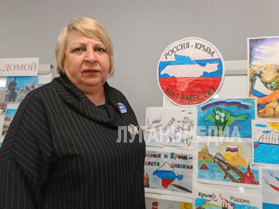 В Станично-Луганской гимназии прошла выставка детских рисунков, посвященная Русской весне В Станично-Луганской гимназии прошла выставка детских рисунков, посвященная Русской весне