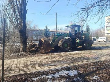 Сергей Колягин: В Золотом, вдоль квартала Солнечный, кипит работа: специалисты Муниципального унитарного предприятия «Комбинат коммунальных услуг города Первомайска» взялись за благоустройство пешеходной зоны