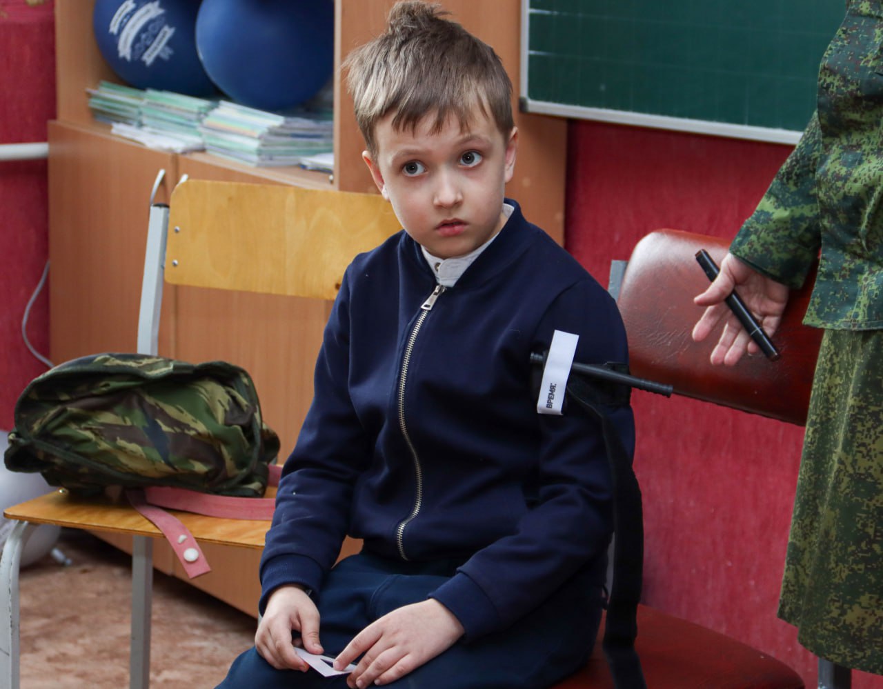 Сильные духом. Женщины-ветераны рассказали школьникам о боевом пути В Луганской школе № 17 прошла встреча учащихся младших классов с ветеранами боевых действий – военными медиками Валентиной Гребенюк и Ольгой Цыбой Сильные духом. Женщины-ветераны рассказали школьникам о боевом пути В Луганской школе № 17 прошла встреча учащихся младших классов с ветеранами боевых действий – военными медиками Валентиной Гребенюк и Ольгой Цыбой