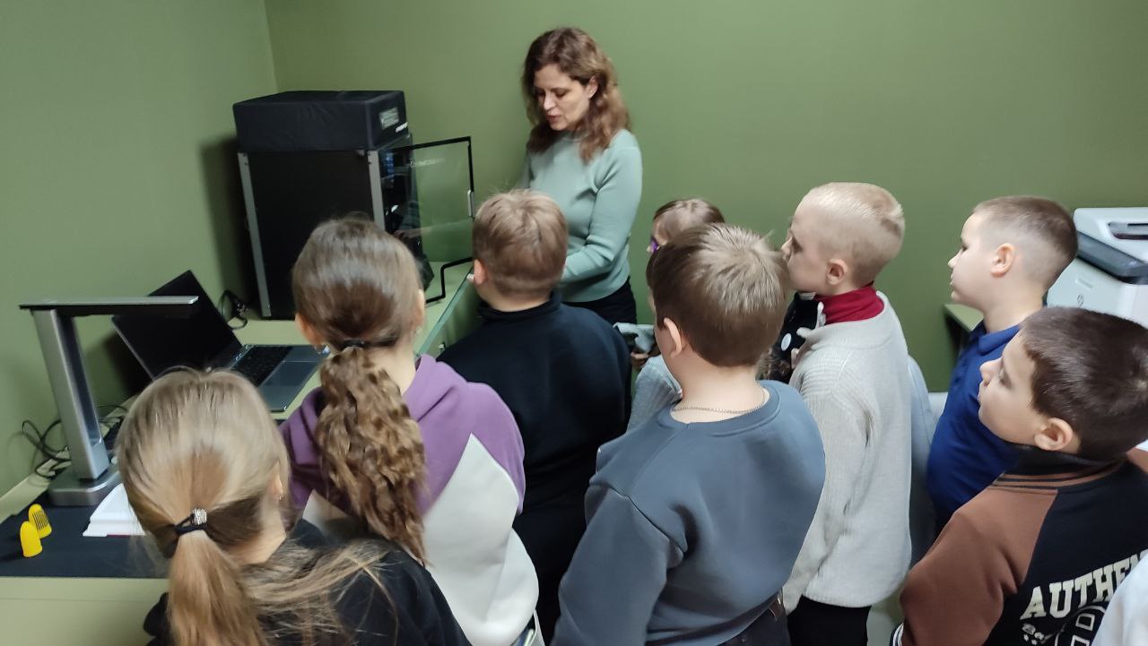 4 марта сотрудники Перевальской модельной библиотеки «Библиопортал» провели экскурсию для младших школьников 1–3 классов Селезневской средней школы № 18 имени героя Советского Союза А.В. Дубенко