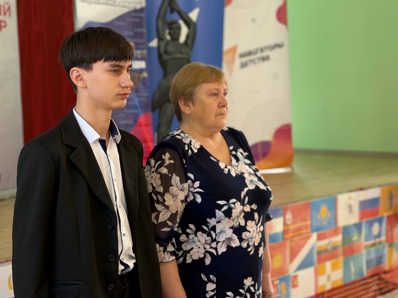 Открытие «Парты Героя» в честь погибшего выпускника — участника СВО Александра Лигостаева состоялось в брянковской средней школе № 19. Об этом сообщил глава городского округа Евгений Морозов Открытие «Парты Героя» в честь погибшего выпускника — участника СВО Александра Лигостаева состоялось в брянковской средней школе № 19. Об этом сообщил глава городского округа Евгений Морозов