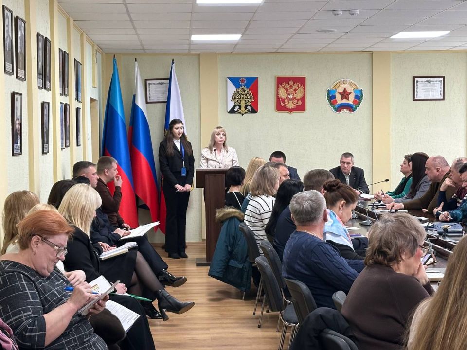 Сегодня Глава городского округа город Ровеньки Андрей Рубанцов провел расширенное аппаратное совещание Сегодня Глава городского округа город Ровеньки Андрей Рубанцов провел расширенное аппаратное совещание