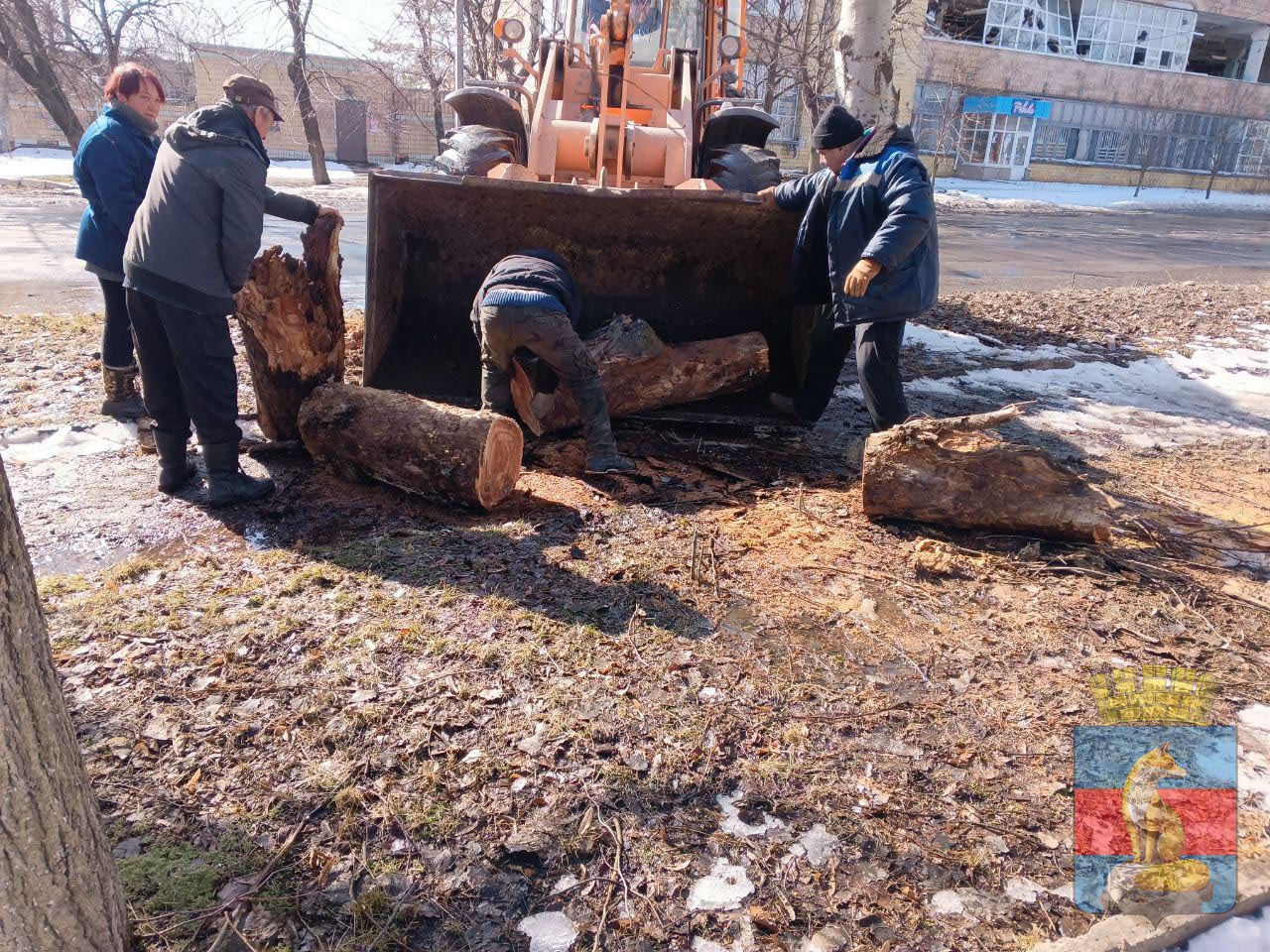МБУ "КСЛ" города Лисичанска продолжает приводить в порядок город во всех его районах МБУ "КСЛ" города Лисичанска продолжает приводить в порядок город во всех его районах