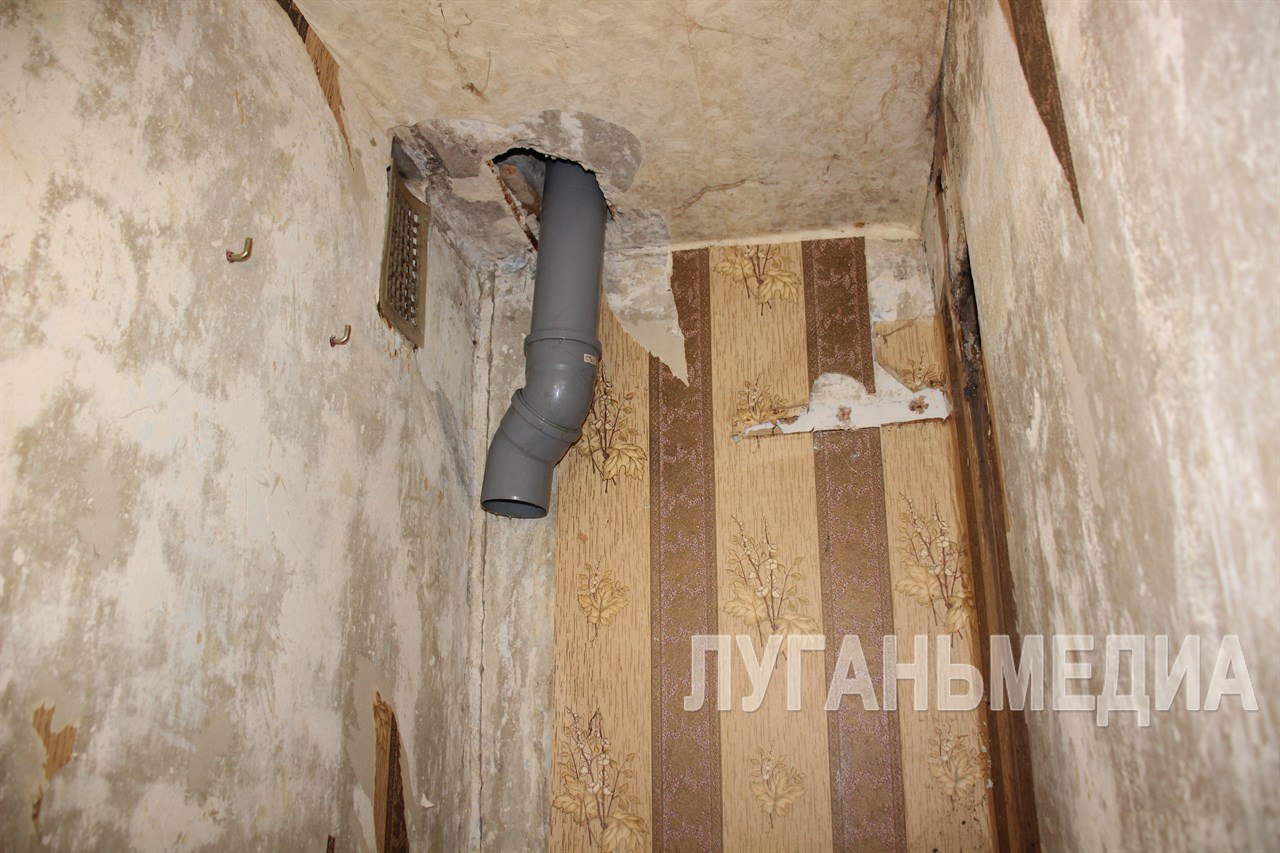 Специалисты Алчевского филиала единой управляющей компании производят замену изношенных участков системы водоотведения в многоквартирном доме Специалисты Алчевского филиала единой управляющей компании производят замену изношенных участков системы водоотведения в многоквартирном доме