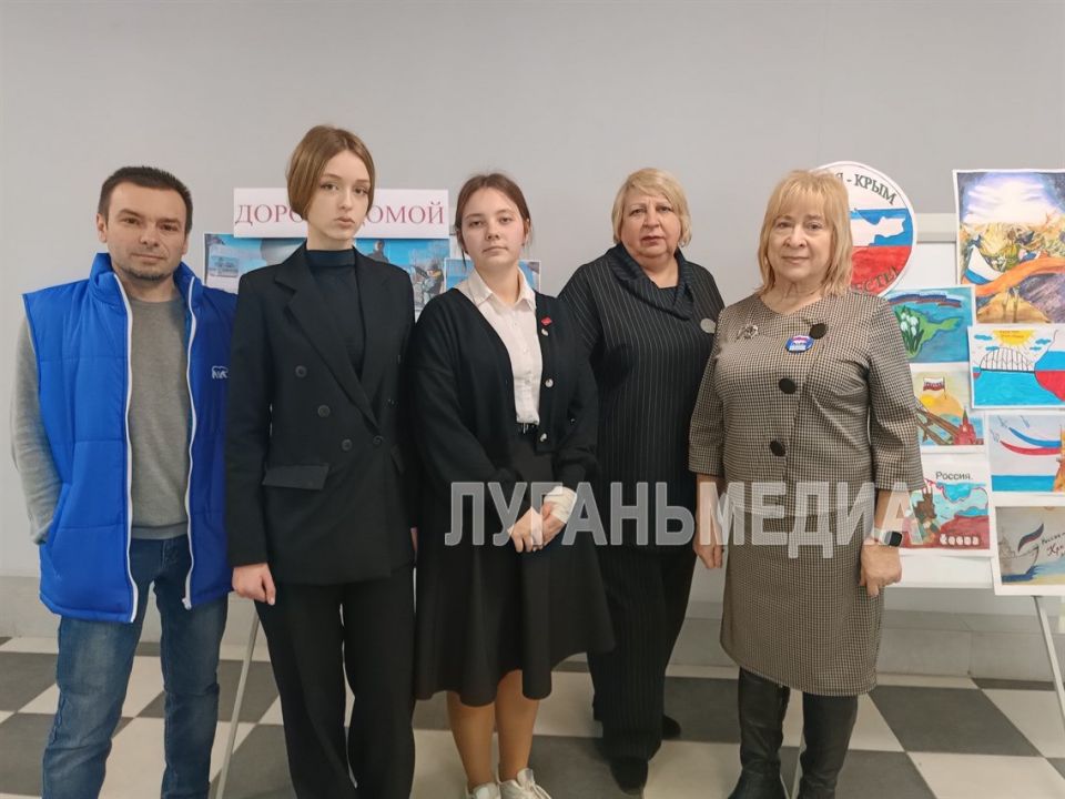 В Станично-Луганской гимназии прошла выставка детских рисунков, посвященная Русской весне В Станично-Луганской гимназии прошла выставка детских рисунков, посвященная Русской весне